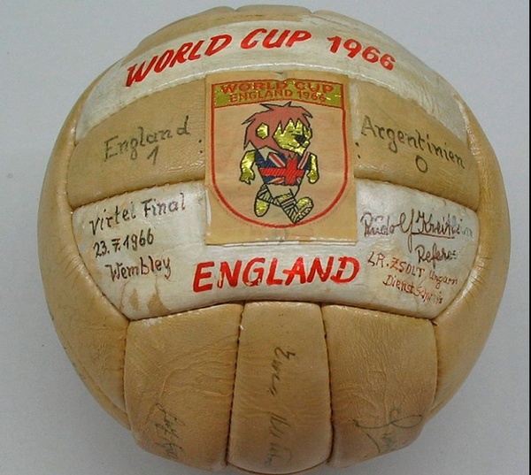 Slanzenger Challenge - England (1966)
